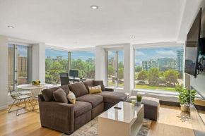 Wonderful Waterfront Apt for 5! Pkg & City Views!